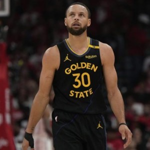 db体育官网-库里受伤后泪洒更衣室 赛程密集复出窗口只剩一个