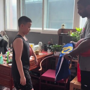 db电子-OJ-梅奥随巴特勒访华 返沈阳为爱徒送上吉米签名战袍